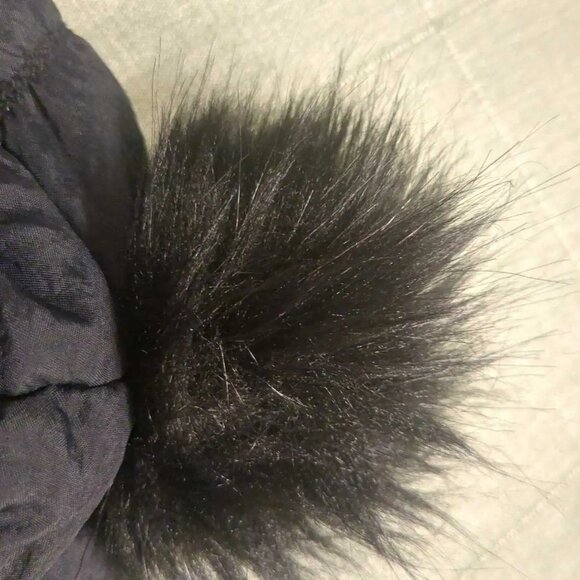 Under Armour Ladies Storm Windproof Black Pom Beanie Hat - Picture 2 of 4